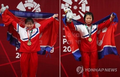 나란히 금메달 따낸 북한 역도 자매 림정심(왼쪽)과 림은심