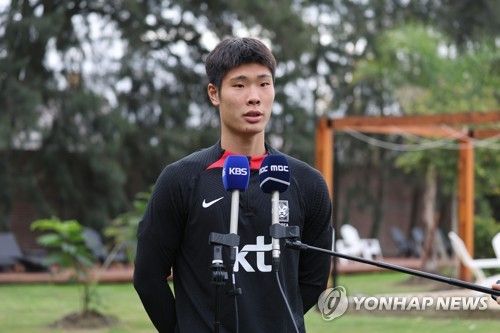 취재진 질문 답하는 이영준