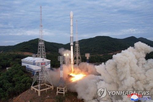 북한이 1일 공개한 위성 발사 장면 
