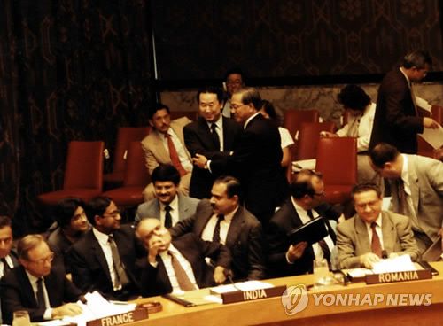 유엔 동시가입 후 악수하는 안북한 대사