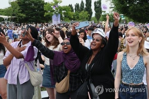 지난달 BTS 데뷔 10주년 기념축제가 열린 여의도에 모인 아미들