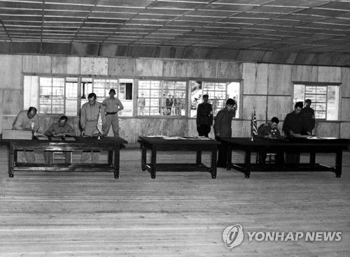 1953년 판문점에서 열린 정전협정 조인식