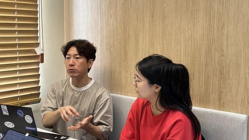 인터뷰하는 조민욱 투유드림 CP(좌)와 박혜림 대리(우)
