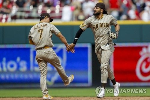 페르난도 타티스 주니어와 승리 세리머니 하는 김하성 