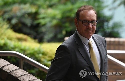 '동성 성범죄' 혐의 재판에 출석하는 스페이시