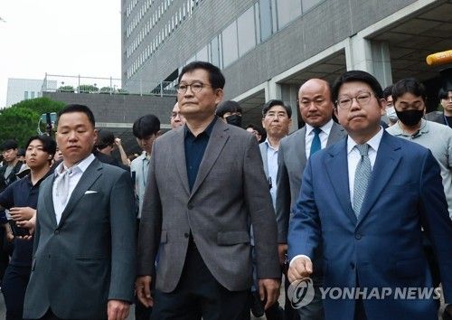 중앙지검 되돌아 나오는 송영길 전 대표
