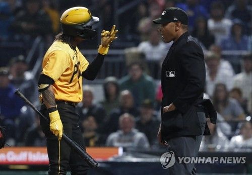 심판 판정 항의하는 배지환