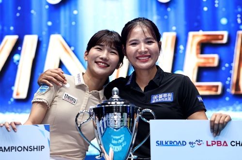 우승자 스롱 피아비(오른쪽)와 준우승 용현지