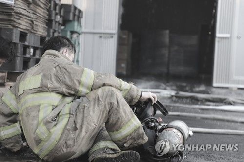 지친 소방대원의 모습