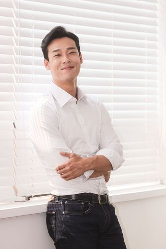 포즈 취하는 배우 최재림