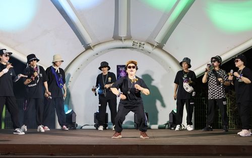 최순자(78) 할머니 등 경북칠곡할머니들이 힙합공연을 하고 있는 모습