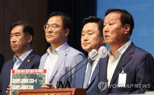 이틀 전 긴급기자회견에서 발언하는 정동균 전 양평군수