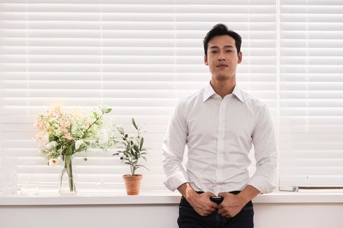 포즈 취하는 배우 최재림