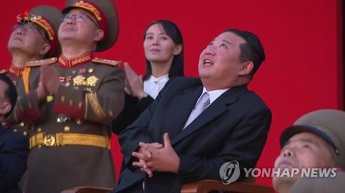 2021년 북한 국방발전전람회 둘러보는 김정은과 김여정