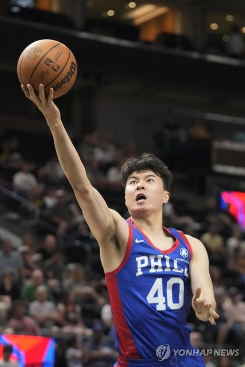 NBA 서머리그서 오클라호마시티 상대로 골밑슛 시도하는 이현중