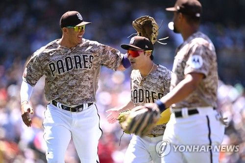 병살 수비를 펼친 김하성을 격려하는 동료들