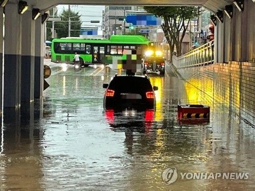 집중호우에 잠긴 지하차도