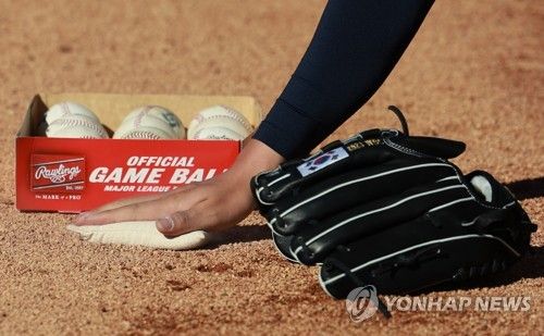 불펜 투구 전 MLB 로진백 만지며