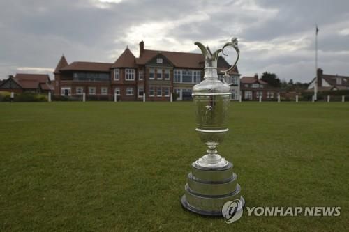 로열 리버풀 골프클럽 클럽하우스 앞에 전시된 디오픈 우승 트로피 클라레저그.