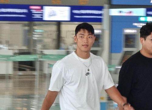 이동하는 황희찬 