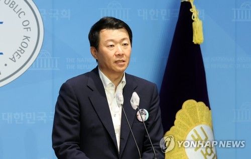 논평 발표하는 윤희석 대변인