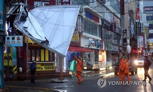 태풍 '힌남노'에 떨어진 간판