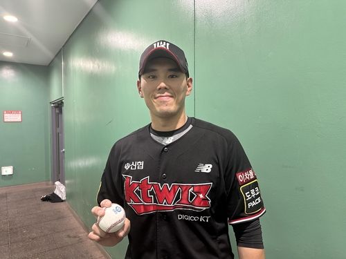 통산 150세이브 기념구를 들고 미소를 보이는 kt 김재윤