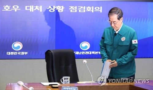 서울청사 상황실 입장하는 한덕수 총리