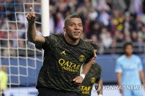 골세리머니를 펼치는 PSG 음바페