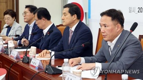 국토부 차관, 항공기 비상문 안전 당정협의