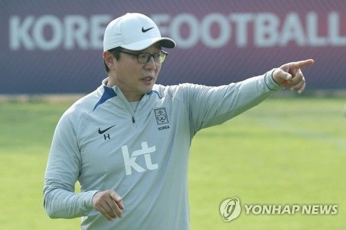 훈련 지시하는 황선홍 U-24 아시안게임 대표팀 감독
