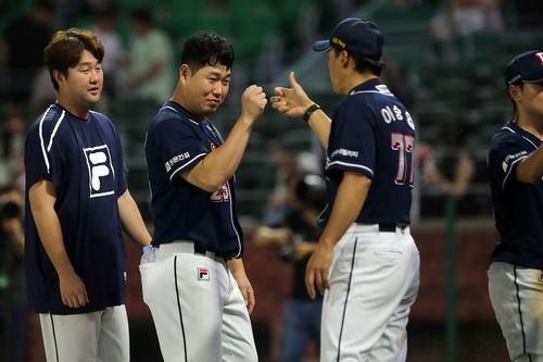 이승엽 두산 감독(오른쪽)과 양의지 