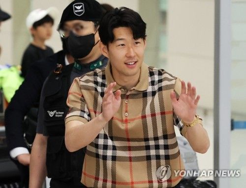 팬들에게 인사하는 손흥민