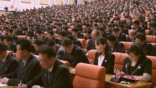 현송월도 폴더블 스마트폰 사용