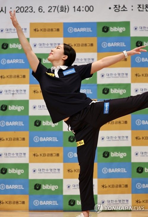 포즈 취하는 아티스틱스위밍 이리영