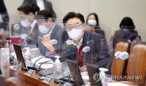 질의하는 김성원 의원