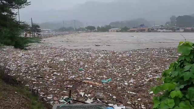 폭우로 월류한 괴산댐 [독자 제공. 재판매 및 DB 금지]