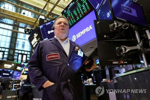 뉴욕 증권거래소(NYSE)에서 업무를 보는 트레이더