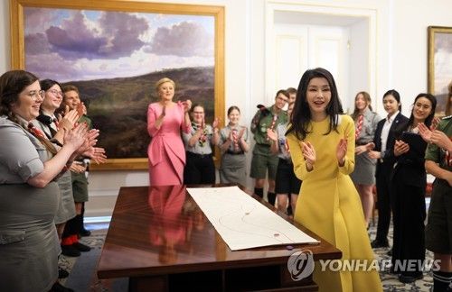폴란드 전통놀이 즐기는 김건희 여사