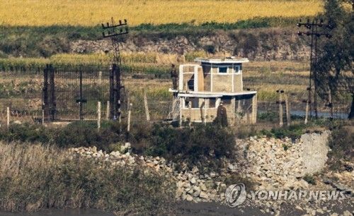 코로나19 우려 마스크 북한군 초병