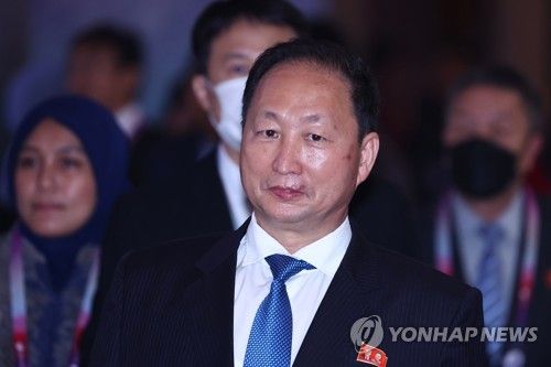 ARF 회의장 향하는 북한 안광일 대사