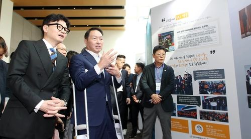 대한상의 제주포럼 강연에 앞서 최태원 회장과 전시 부스 둘러보는 한동훈 장관