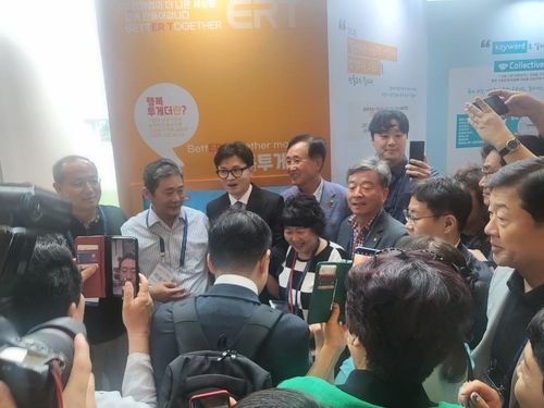 대한상의 제주포럼 강연을 마치고 참석자들과 기념 촬영 중인 한동훈 법무부 장관