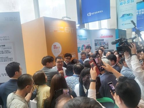 대한상의 제주포럼 강연을 마치고 참석자들과 기념 촬영 중인 한동훈 장관