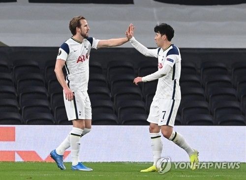 하이 파이브 하는 케인과 손흥민