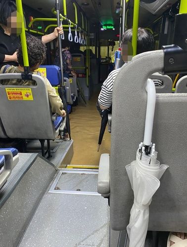 청주 지하차도에 침수된 것으로 추정되는 버스 바닥에 황토색 물이 들어차 있다. 