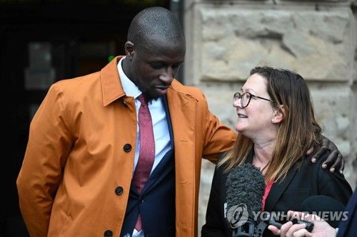 뱅자맹 멩디(왼쪽)와 그의 변호사(오른쪽)