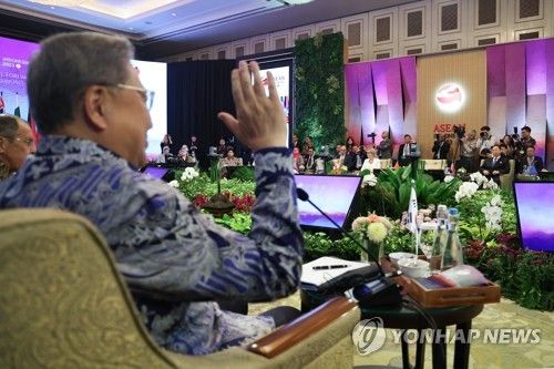 맞은편에 앉은 남과 북