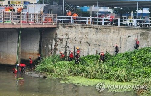 부산 학장천 실종자 수색하는 구조대