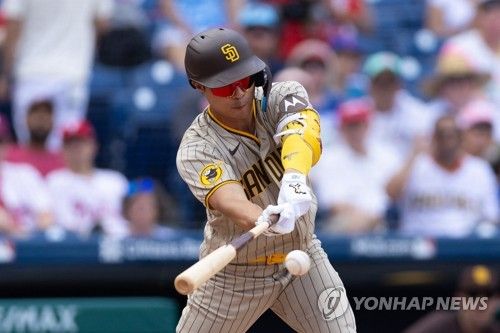 1회 우전 안타를 날리는 김하성 